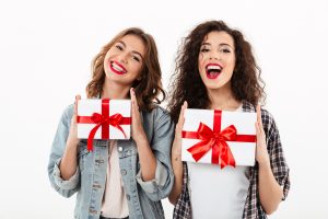 Подарки самым близким: что выбрать для мамы, жены или девушки?