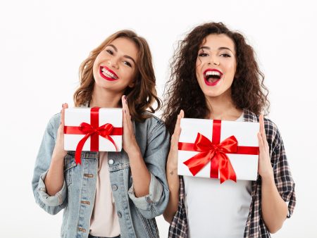 Подарки самым близким: что выбрать для мамы, жены или девушки?